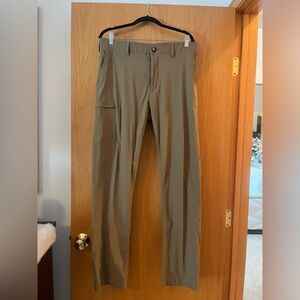 Men's Casual Cargo Pants in Tan. 34x34. Excellent Condition